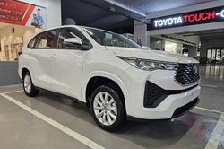 Đại lý bán Toyota Innova Cross 'kèm lạc' 50 triệu đồng, khách Việt liệu có 'quay xe'?
