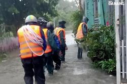Bám địa bàn hỗ trợ, di chuyển người dân đến nơi an toàn