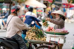 Vai gầy gồng gánh mưu sinh