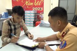 Nam thanh niên dương tính với ma túy, điều khiển xe máy bằng chân
