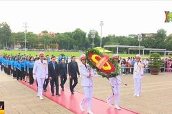 Đoàn đại biểu dự Đại hội Công đoàn vào Lăng viếng Bác