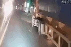 Trèo qua dải phân cách để sang đường, người đàn ông nhận kết cục thương tâm