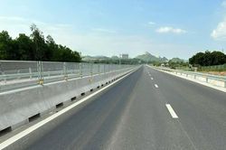 Cao tốc Nghi Sơn - Diễn Châu nghi bị đổ hóa chất lên mặt đường