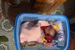 Bé trai sơ sinh bỏ rơi trước cổng nhà vợ chồng hiếm muộn