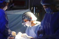 Nâng ngực và các yếu tố hình thành sẹo sau phẫu thuật