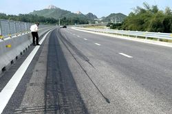 Cao tốc qua Thanh Hóa nghi bị đổ hóa chất phá hoại mặt đường