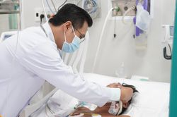Vụ 2 người tử vong sau khi uống sữa: Thêm một bệnh nhân phải lọc máu