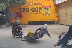 Xe máy chở hàng cồng kềnh, vào cua khiến người đi đường ngã sõng soài