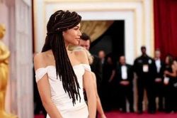 Học Zendaya cách mới để mặc áo corset