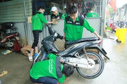 Sinh viên Đại học Đông Á sửa xe máy miễn phí cho người dân vùng bị ngập lụt