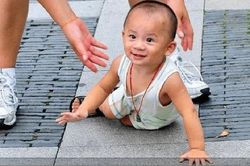 Trẻ bị ngã khi đi lại, nếu vượt qua độ tuổi này thì mẹ nên cảnh giác