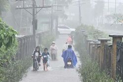 Hơn 300.000 học sinh nghỉ học vì mưa lũ