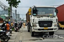 Xe ben chạy vào làn xe máy cán tử vong một phụ nữ