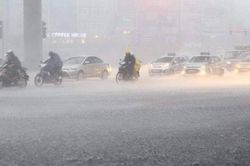 Dự báo thời tiết ngày mai 16/10: Vùng áp thấp di chuyển dọc miền Trung, mưa vẫn to trắng trời
