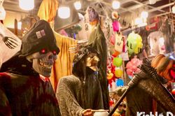 Phố Hàng Mã tràn ngập đồ chơi 'ma mị' trước thềm Halloween