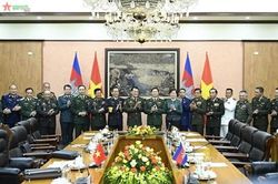 Thượng tướng Nguyễn Tân Cương hội đàm với Tổng tư lệnh Quân đội Hoàng gia Campuchia
