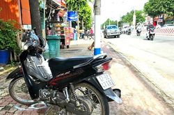 Xe máy lao vào dải phân cách, 3 thanh niên tử vong tại chỗ
