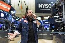 Thị trường chứng khoán thế giới ngày 17/10: Dow Jones giảm khi mối lo ngại về lãi suất quay trở lại