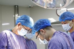 Dấu hiệu khiến người đàn ông phát hiện cùng lúc 2 loại ung thư