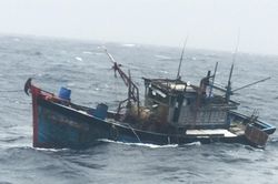 Tàu cá bị sóng đánh chìm, 15 ngư dân mất tích