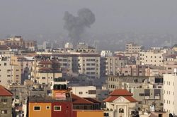 Israel tấn công hơn 200 mục tiêu quân sự ở Dải Gaza, pháo kích trụ sở của Hamas