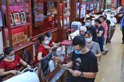Giá vàng SJC tiếp tục giảm, giao dịch quanh mức 70,25 triệu đồng