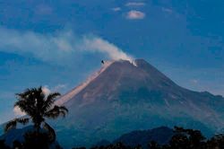 Indonesia: Núi lửa Ibu phun tro bụi dày đặc, thổi tro bụi nóng lan xa