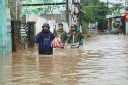 Đà Nẵng: Người dân sơ tán khỏi rốn ngập lần 2, học sinh được nghỉ học