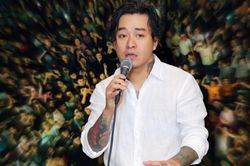 Hàng trăm người vây kín sân nhà Tuấn Hưng trong đêm tối: Chuyện gì đây?