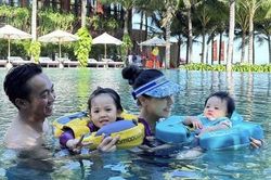 Cường Đô la và Đàm Thu Trang chăm đưa các con đi bơi