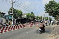 Bình Dương: Đi xe 'kẹp ba' gặp tai nạn, 3 thanh niên tử vong