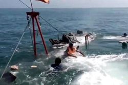 Tìm thấy 3 ngư dân, tiếp tục nỗ lực tìm kiếm 12 người còn mất tích