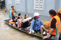 Thủy điện, hồ chứa lớn nhất Huế điều tiết lũ, sẵn sàng sơ tán dân khỏi vùng nguy hiểm