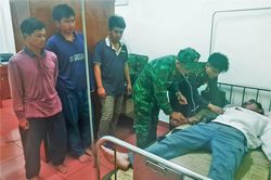 Cứu 10 thuyền viên bị chìm tàu trên biển Quảng Bình