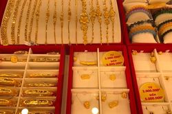 Giá vàng giảm tiếp 50.000-150.000 đồng/lượng