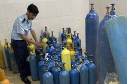 Giữa lòng Thủ đô, tiểu thương lén lút san chiết hàng trăm bình khí cười để trả đơn đặt hàng
