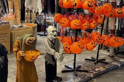 Phố Hàng Mã tràn ngập đồ hóa trang kinh dị trước ngày Halloween