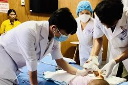 Cháu bé 18 tháng tuổi bị máy cắt đứt rời bàn tay