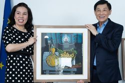 Ông Johnathan Hạnh Nguyễn đấu giá ba bức tranh Việt Nam trị giá 2,4 tỷ đồng gây quỹ từ thiện