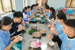 Trường PTDT Nội trú THCS&THPT huyện Mai Sơn chăm lo bữa ăn cho trò