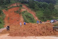 Sạt lở trên đèo Lò Xo, giao thông ách tắc hoàn toàn