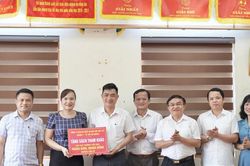 Trưởng ban Dân vận Tỉnh ủy tặng sách cho 2 trường tiểu học ở huyện miền núi Tân Kỳ