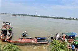 Thuyền đánh cá va chạm với sà lan, một người tử vong