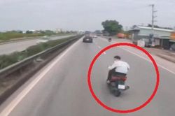 Clip: 'Quái xế' phóng xe máy đánh võng, uốn éo trước đầu ô tô như muốn trêu ngươi