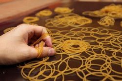 Mẹo cực hay giúp gom tóc rụng chỉ bằng cọng dây chun