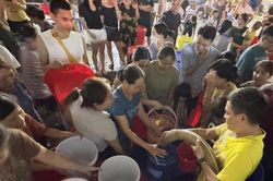 23h đêm, cư dân ở Hà Nội xếp hàng chờ lấy vài lít nước sạch