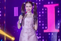 Hòa Minzy 'hú hồn' vì suýt mất đồ khi đi diễn, lý do khiến ai cũng bất ngờ