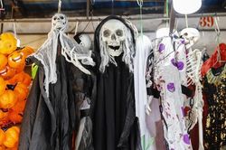 Ngập tràn đồ chơi 'kinh dị' trên phố Hàng Mã trước thềm Halloween