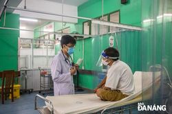 Lấy mẫu xét nghiệm một trường hợp nghi mắc đậu mùa khỉ