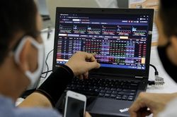 Chứng khoán hôm nay (18/10): Bắt đáy mạnh khi VN-Index 'gãy đáy' ngắn hạn